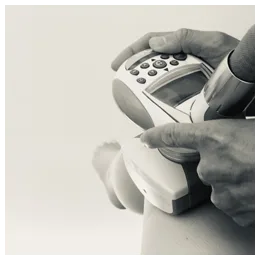 Handen bedienen het toestel voor endermologie met een stylus op het bedieningspaneel